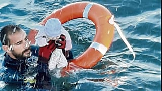 Un agente de la Guardia Civil rescata a un bebé del agua en Ceuta