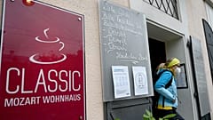 À porta deste restaurante em Viena, as novas regras: só clientes testados, vacinados ou recuperados da Covid-19 podem entrar