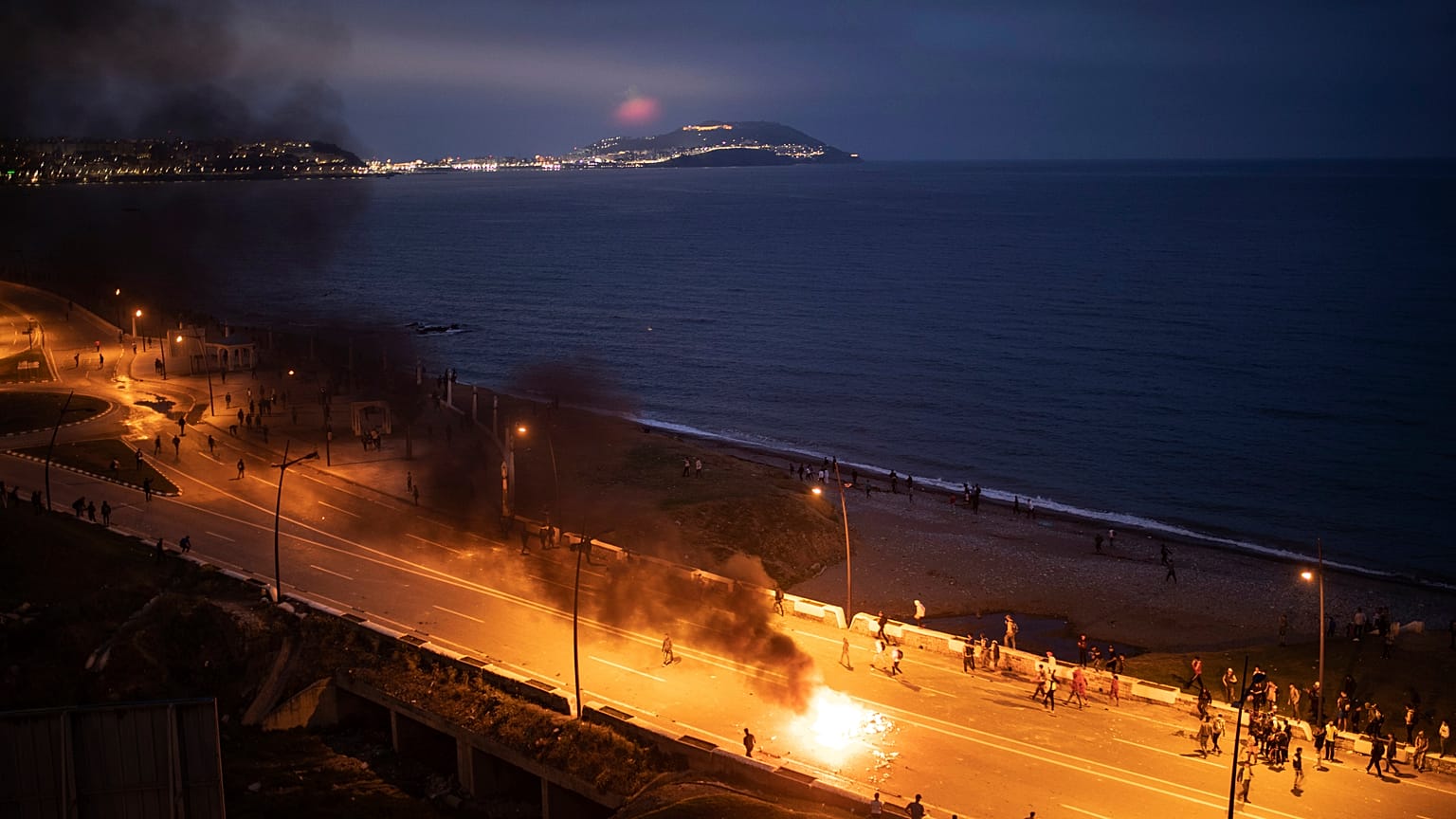 Choques entre la policía marroquí y jóvenes marroquíes que trataban de entrar en Ceuta 