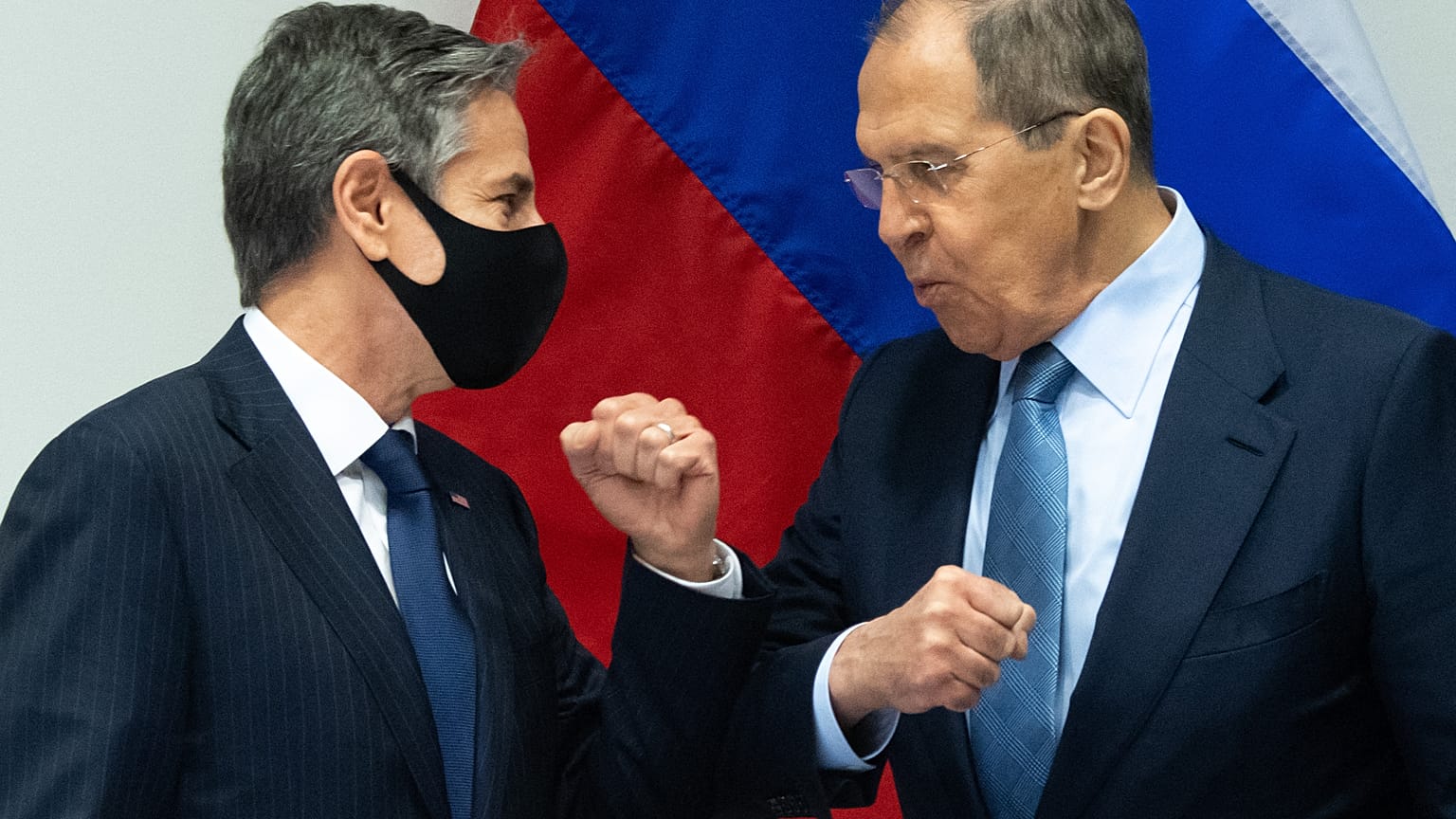 وزير الخارجية الأمريكي أنتوني بلينكين يحيي وزير الخارجية الروسي سيرغي لافروف في ريكيافيك - أيسلندا في 19 مايو 2021.