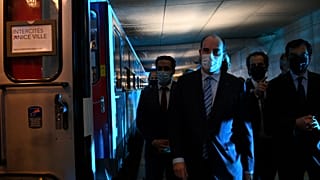 Le Premier ministre français, Jean Castex, avant d'embarquer dans le train de nuit Paris-Nice, le 20 mai en gare d'Austerlitz