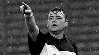 Puhl Sándor utolsó válogatott mérkőzésén, az Olaszország-Anglia találkozón 2000. november 15-én, Torinóban.