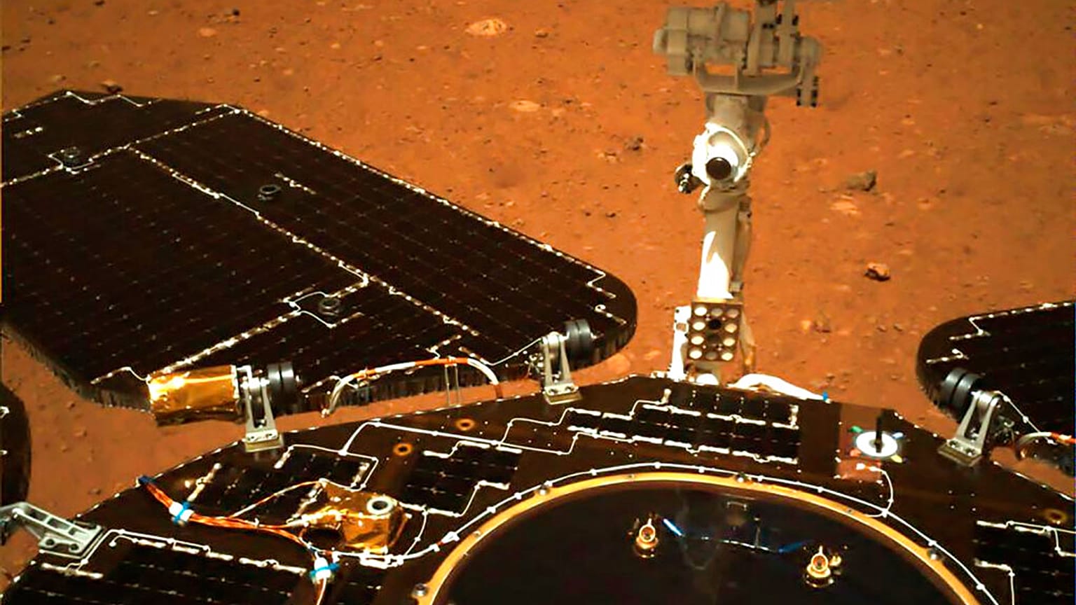 Çin'in uzay aracı Zhurong, Mars'tan ilk fotoğrafları gönderdi