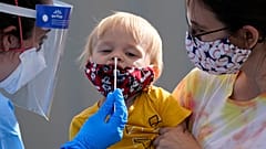 Las normas de entrada de niños varían según los Estados Miembros. Hay países que exigen pruebas a los bebés de 2 años.