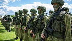 Russische Soldaten bei der Eröffnungsfeier der Militärübung in Serbien