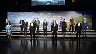 Foto de familia de la 12ª reunión ministerial del Consejo Ártico, guardando distancias por la pandemia