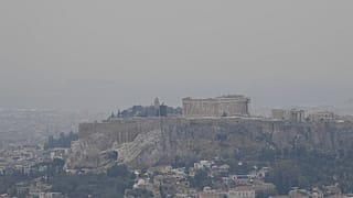 Καπνοί και στο κέντρο της Αθήνας από την πυρκαγιά στην Κορινθία