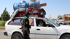 Afganistan'da yerlerinden edilen bir ailenin üyeleri 