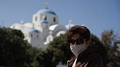 Τα μέτρο της προστατευτικής μάσκας παραμένει σε ισχύ στην Ελλάδα.