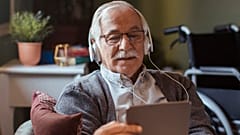 مردی اروپایی در حال استفاده از اینترنت 