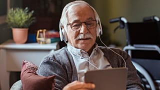 مردی اروپایی در حال استفاده از اینترنت