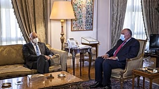 Ο ΥΠΕΞ Νίκος Δένδιας με τον Αιγύπτιο ομόλογό του Σαμέχ Σούκρι, κατά την επίσκεψή του στο Κάιρο.