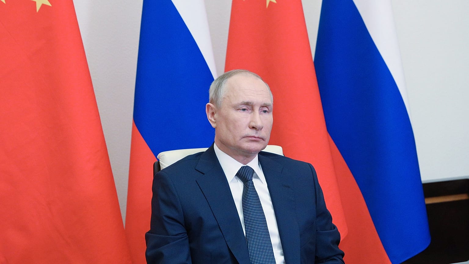  Putyin a Moszkva melletti Novo-Ogarjovóban lévő elnöki rezidencián 2021. május 19-én.