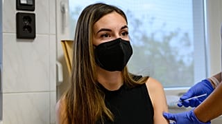 Oltás a Moderna vakcinájával egy várpalotai háziorvosi rendelőben 2021. május 20-án.