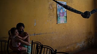 Eine Frau mit ihrer Tochter im peruanischen Iquitos