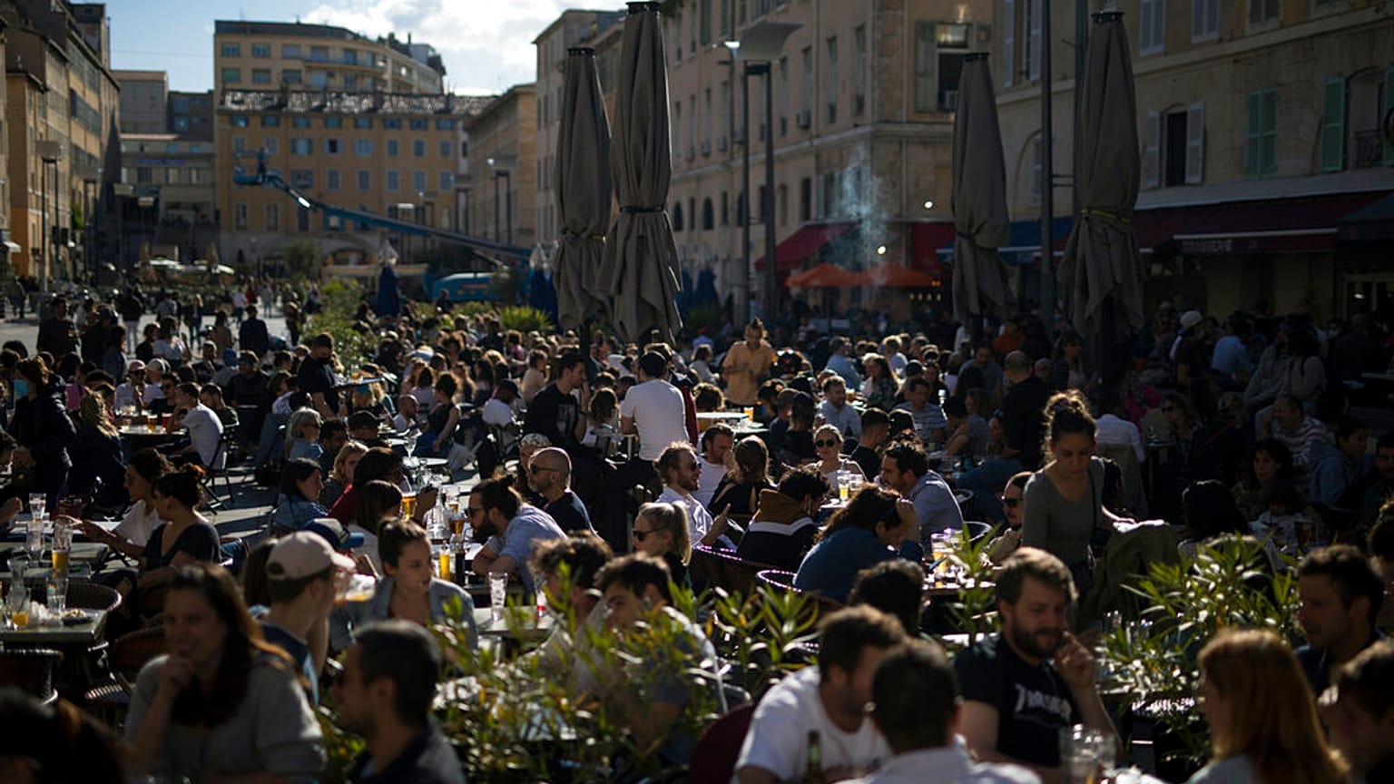 Gente en terrazas de París, Francia