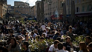 Gente en terrazas de París, Francia