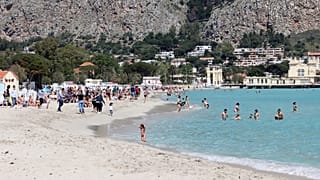 A szicíliai Mondello tengerpartja