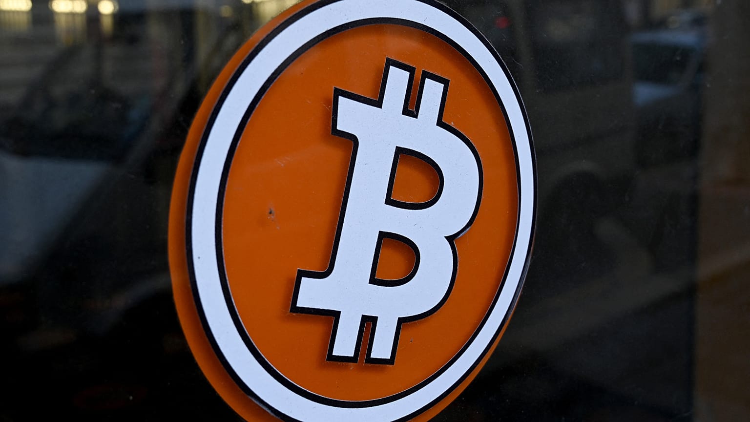  البيتكوين، إحدى العملات المشفرة