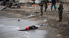 رجل ملقى على شاطى البحر فيما الجيش الإسباني يطوق المكان على اطراف مدينة سبتة، الجيب الإسباني في المغرب, 2020/05/18