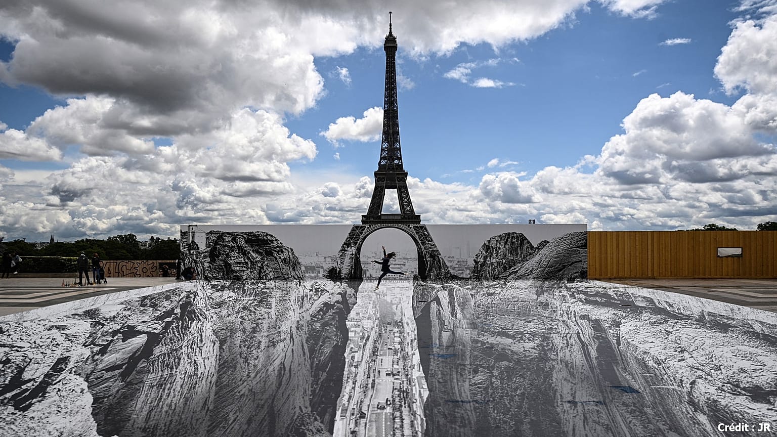 La tour Eiffel, revue par le "street artist" français JR, le 19 mai 2005