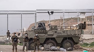 Militares españoles apostados en la frontera entre Ceuta y Marruecos 20/5/2021