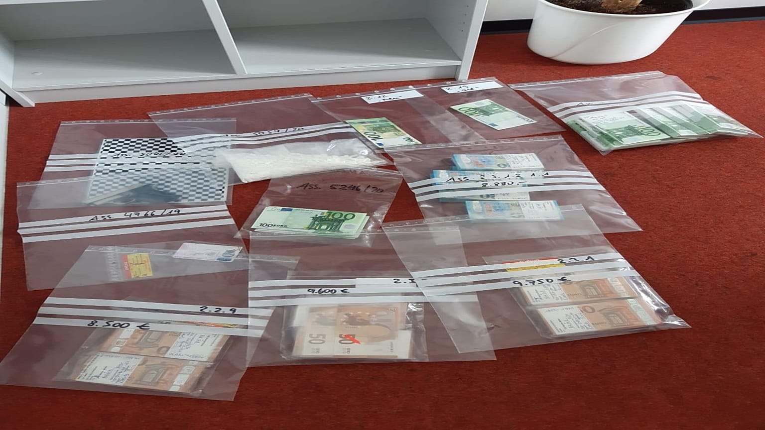 الشرطة الأوروبية  تنجح في تفكيك اخطر عصابات تزوير العملات المرتبطة بالمافيا الإيطالية