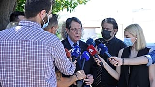 Ο πρόεδρος της Κύπρου Νίκος Αναστασιάδης κάνει δηλώσεις μετά από επίσκεψη στον Ξενώνα Νεανίδων, στο Πλατύ Αγλαντζιάς.