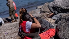 Luna, la rescatista de la Cruz Roja, tuvo que cerrar sus redes sociales al público debido a la ola de odio que recibió por la foto. 