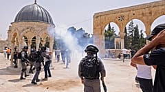 اشتباكات بين قوات الأمن الإسرائيلية ومصلين مسلمين فلسطينيين في المسجد الأقصى بالقدس 21  أيار/ مايو 2021