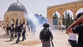 اشتباكات بين قوات الأمن الإسرائيلية ومصلين مسلمين فلسطينيين في المسجد الأقصى بالقدس 21 أيار/ مايو 2021