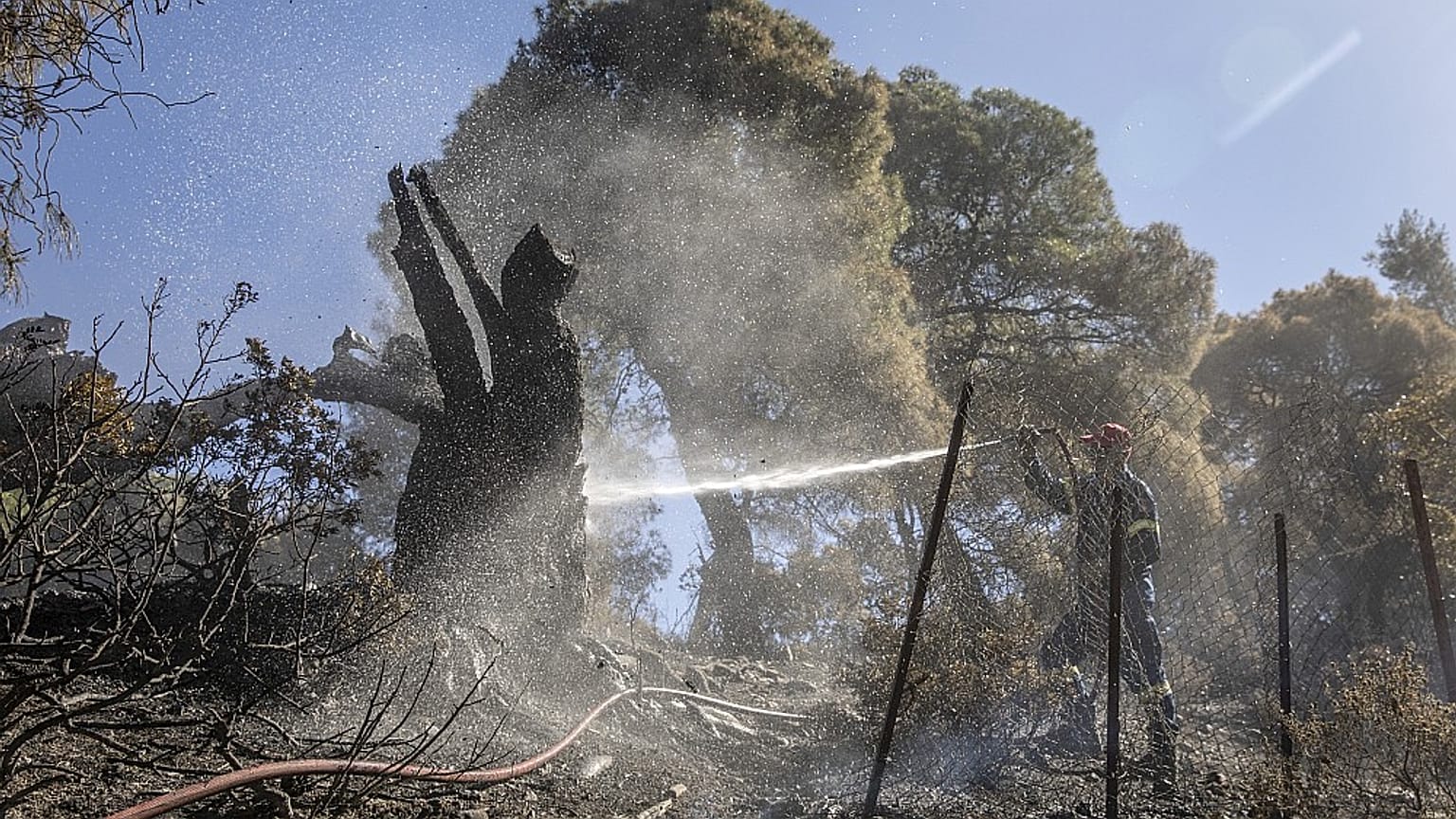 Τρίτη μέρα που η φωτιά κατακαίει δασικές εκτάσεις και προκαλεί σημαντικές φθορές στα Γεράνεια όρη.
