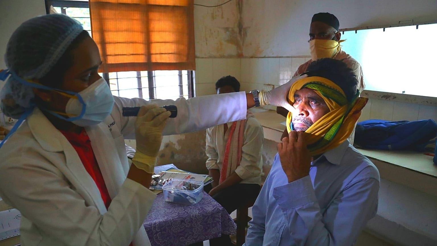An Indian doctor checks a man who infected with black fungus