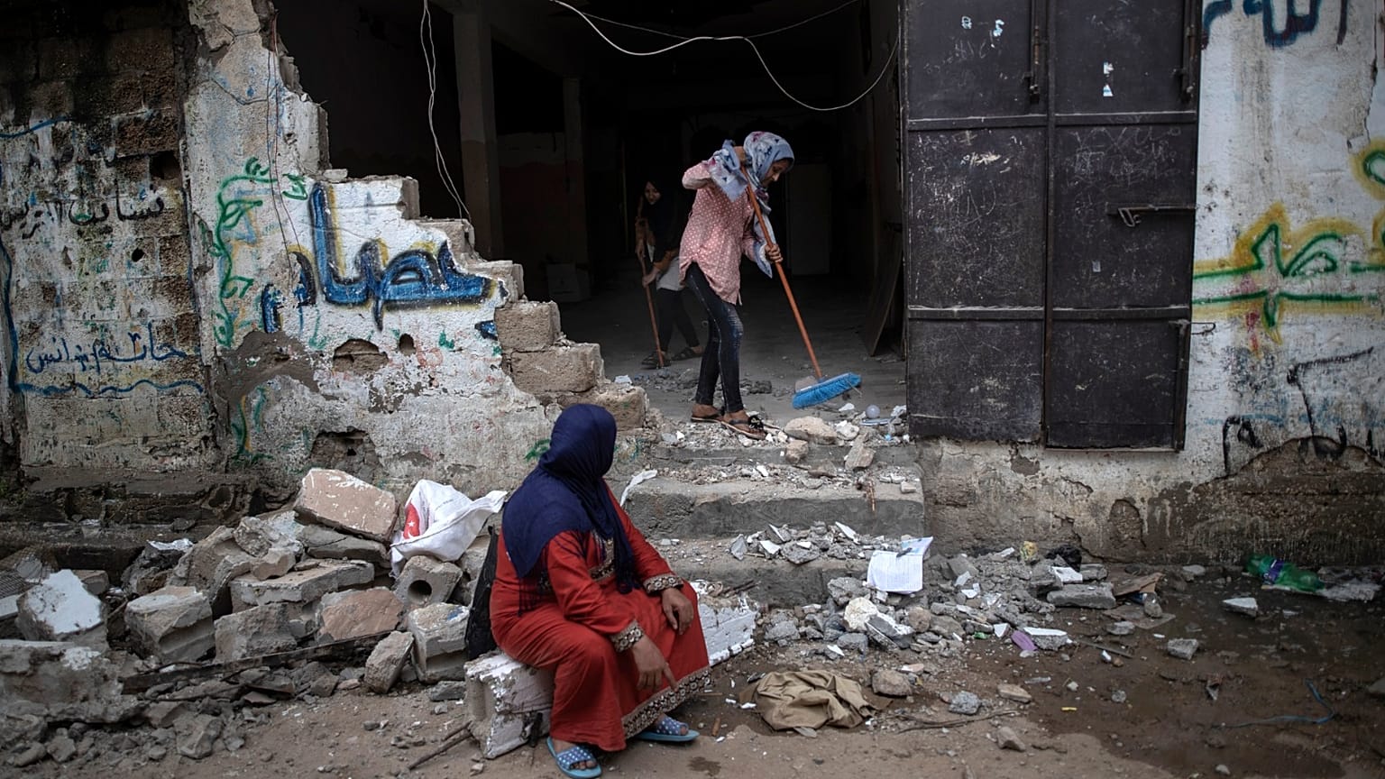 عائلات في غزة تعود إلى ما بقي من بيوت أضحت أطلالا جراء القصف الإسرائيلي
