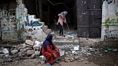 عائلات في غزة تعود إلى ما بقي من بيوت أضحت أطلالا جراء القصف الإسرائيلي