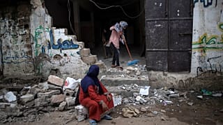 عائلات في غزة تعود إلى ما بقي من بيوت أضحت أطلالا جراء القصف الإسرائيلي