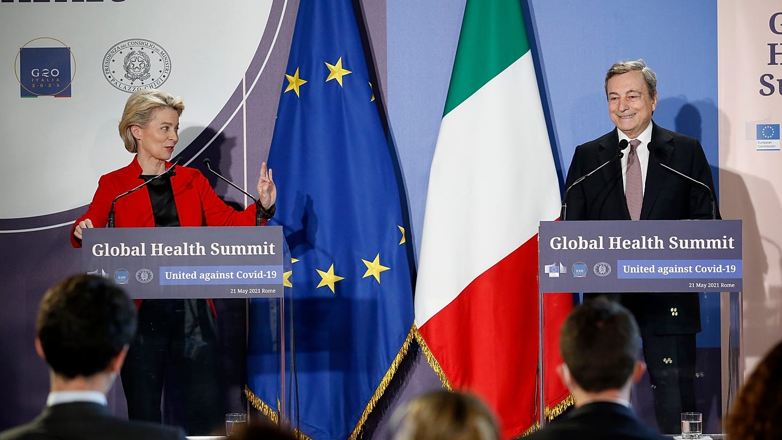 La presidenta de la Comisión Europea, Ursula von der Leyen, y el primer ministro italiano, Mario Draghi, durante la rueda de prensa.