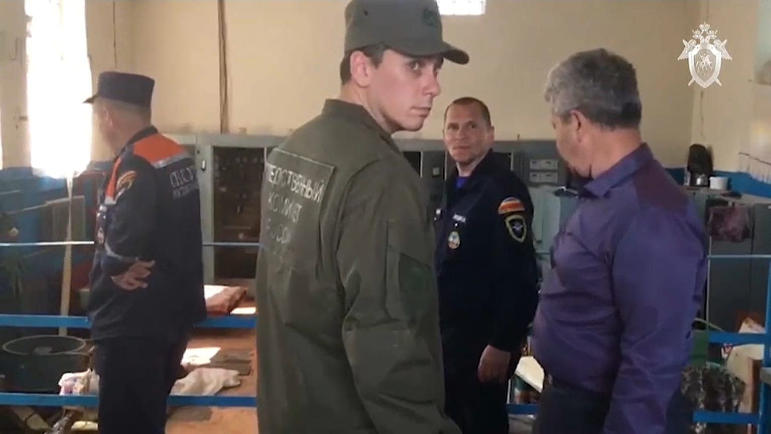 Fassungslose Mitarbeiter und Retter in der Kläranlage in der Nähe von Rostow am Don