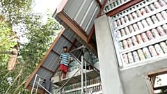 Für das Haus sind als Isolation für die Wände ausschließlich mit Schnipseln befüllte Plastikflaschen verwendet worden