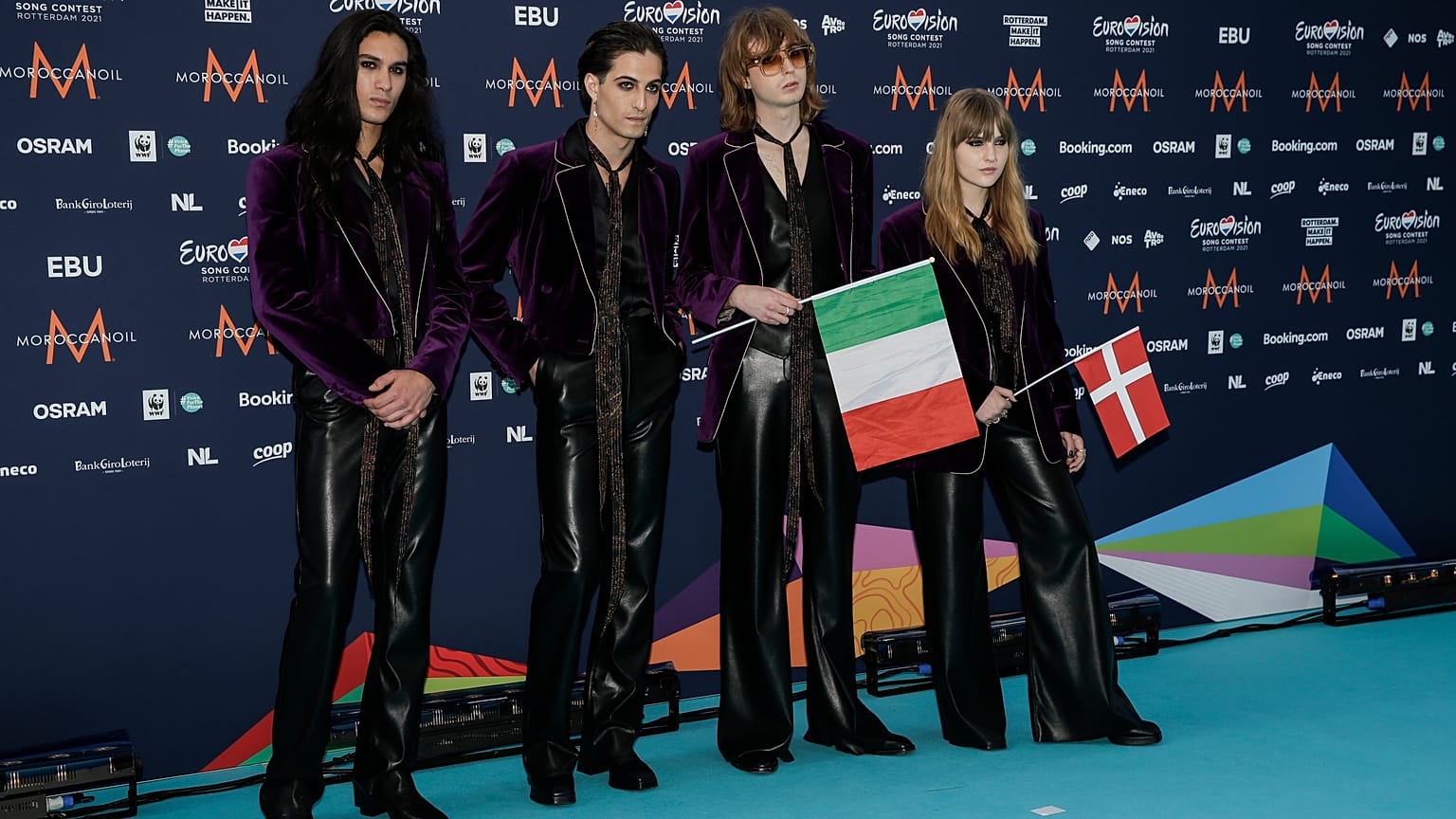 El grupo musical Maneskin de Italia posa para los fotógrafos a su llegada en Rotterdam, Países Bajos, el domingo 16 de mayo de 2021. 