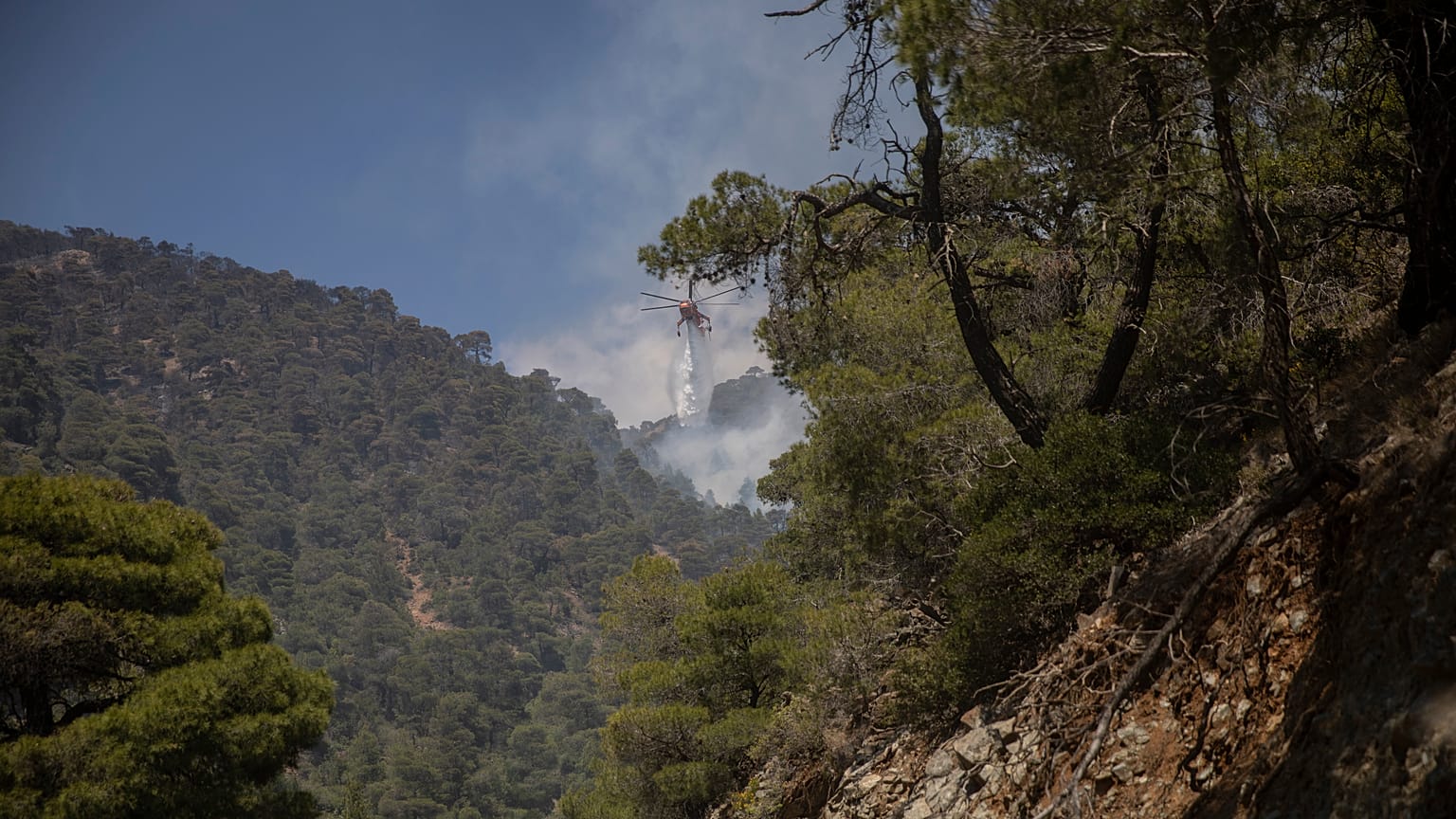 Trabajos en Grecia para extinguir el fuego el 21 de mayo de 2021