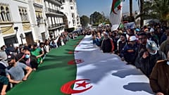 متظاهرون جزائريون مناهضون للحكومة