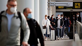 Pasajeros llegando al aeropuerto de Mallorca