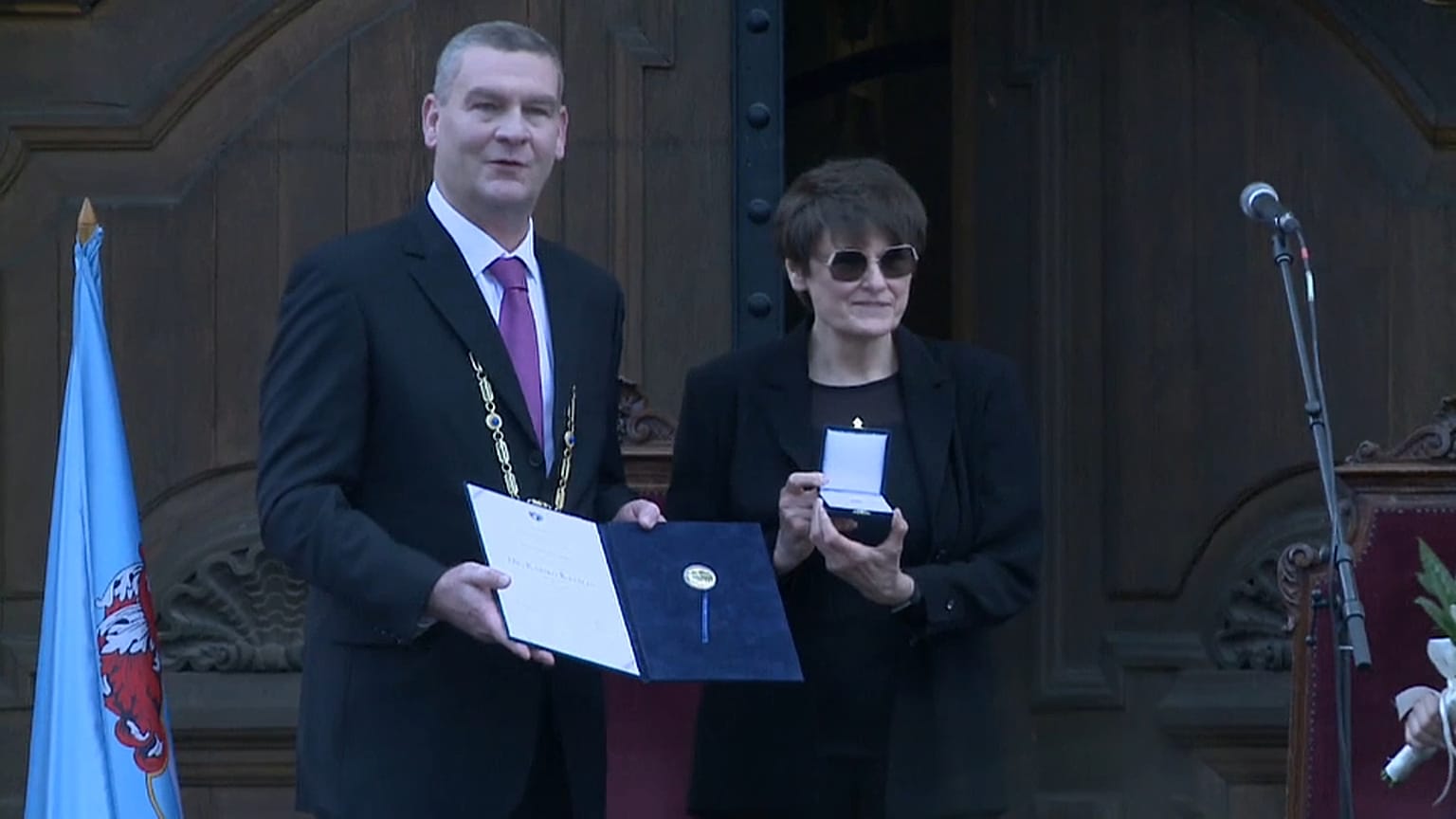 Katalin Karikó bei der Krönung zur Ehrenbürgerin der ungarischen Stadt Szeged