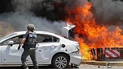 سيارة تحترق في عسقلان بعدما أصابها صاروخ أطلق من قطاع غزة