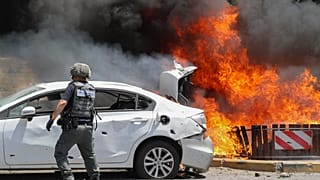 سيارة تحترق في عسقلان بعدما أصابها صاروخ أطلق من قطاع غزة