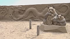 Sandskulturen mit Themen aus aller Welt im russischen Sankt Petersburg