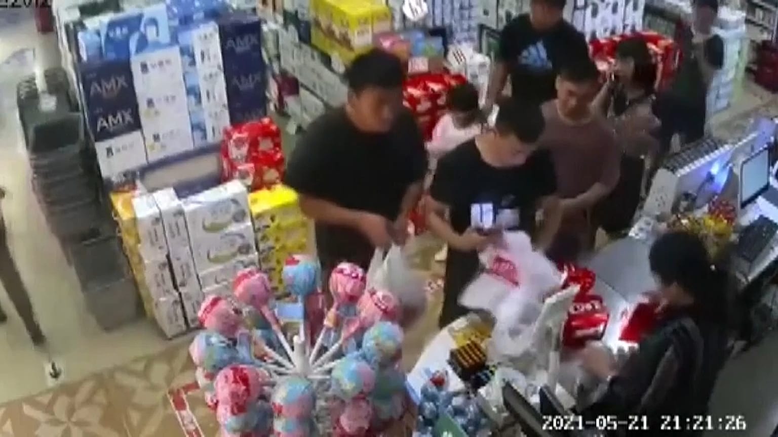 خرج بعض المتسوقين من دون حاجياتهم ومن دون أن يدفعوا 
