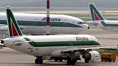 İtalya'nın Milano kentindeki Malpensa Havalimanının pistinde duran Alitalia uçakları (arşiv)