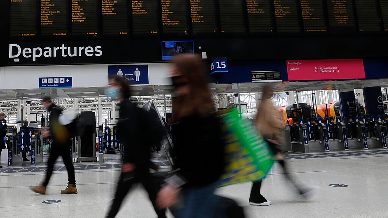 İngiltere'nin başkenti Londra'da bulunan Waterloo Tren İstasyonu'ndan bir kare.